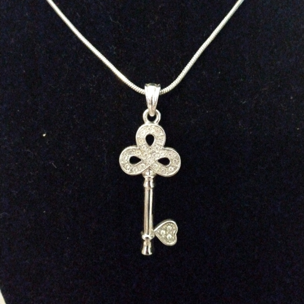 SOLD- Silver CW Key Heart Pendant Necklace - Picture 3 of 13
